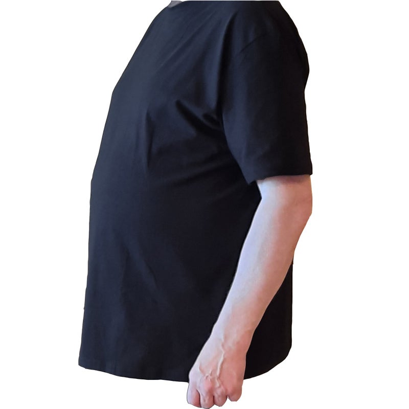 Malli on 183cm pitk&auml;, h&auml;nen vatsanymp&auml;ryksens&auml; on 125 cm ja h&auml;nell&auml; on yll&auml;&auml;n koko 2XL / 136 cm.