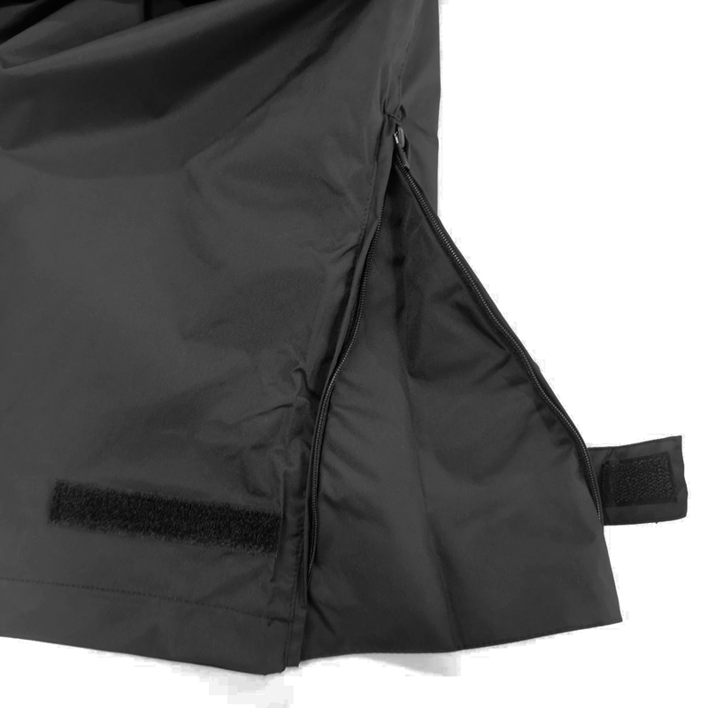 Lahkeensuussa vetoketju, jonka avaamalla lahkeensuu suurenee